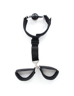 Mordaza y Esposas en Restricciones Negro 2